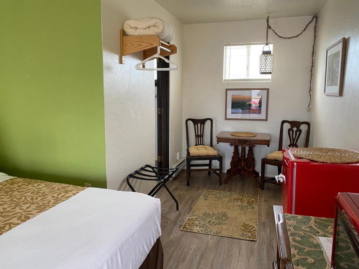 La Kris Inn Бандън Екстериор снимка